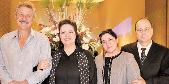 Gente que faz e é vitoriosa. Irmãos Toninho e Júlio César Zanetti - do Grupo Zanetti- Pão Delícia com suas amadas Maria Silvia e Maria do Carmo